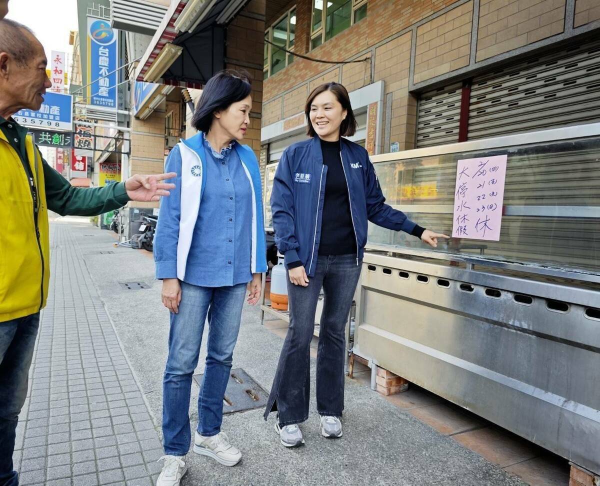 有店家貼公告暫停營業四天，柯志恩(中)表示將代為爭取水費減免。 圖：柯志恩辦公室/提供