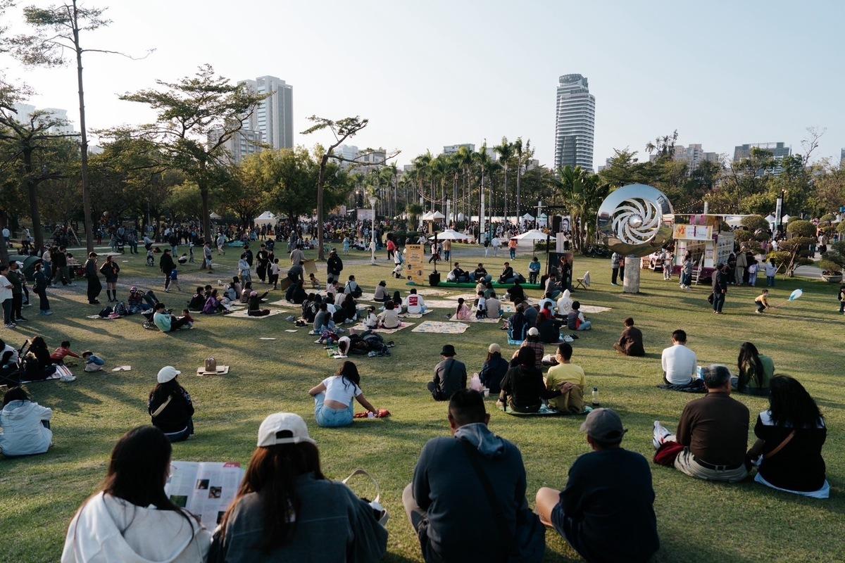 民眾席地而坐，享受初春午后的陽光。 圖：高雄市行政暨國際處/提供