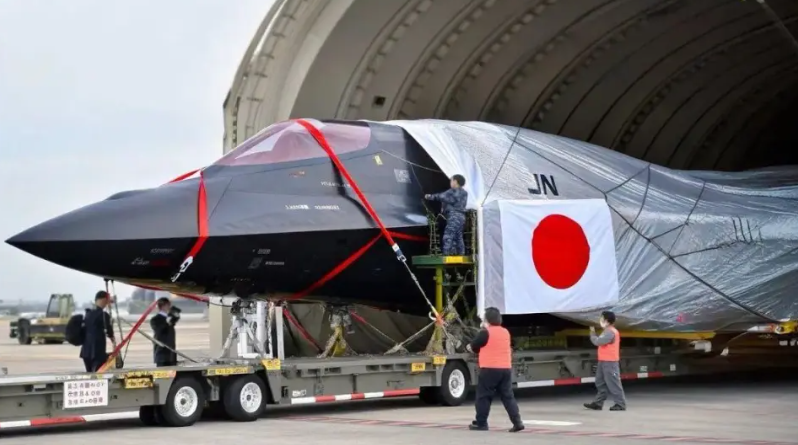 最近一張據說是日本新一代戰鬥機 F-X 首架原型機露面的照片在網上流傳，但中媒認為該圖片其實是 AI 所生成。 圖：翻攝自南海的波濤