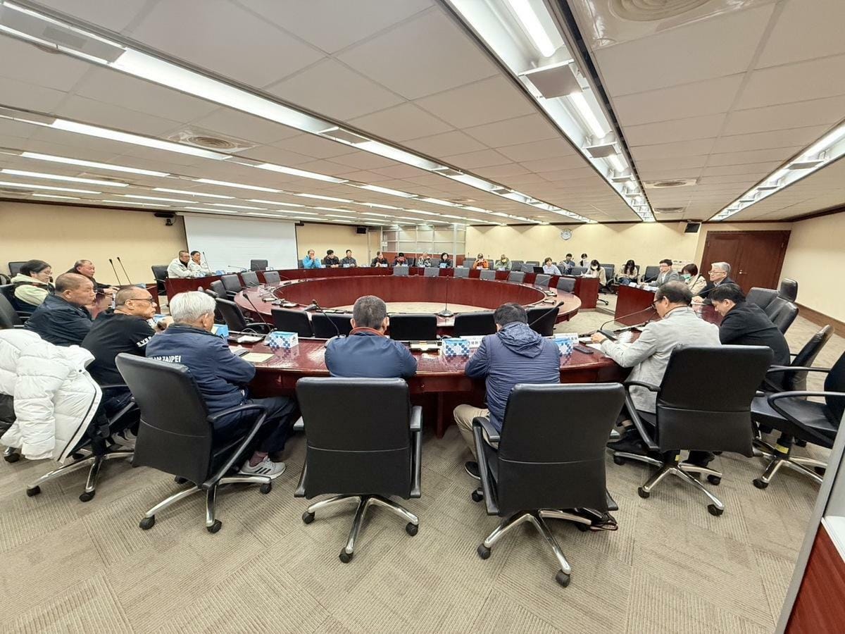 內政部今(24)日表示，政治獻金法現行規定，從事罷免活動的經費募集，應透過政黨始得為之。目前政治獻金法修正草案已報行政院審議，增列罷免案提議人的領銜人及被罷免人收受政治獻金機制。圖為開會討論示意圖。 圖：內政部提供