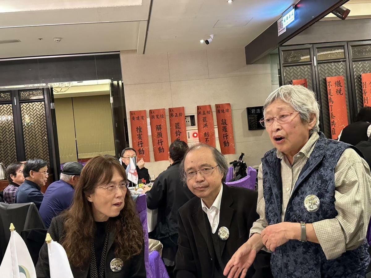 台獨聯舉辦大罷免春酒，獨盟歐洲主席前何康美（站立者）與台大文學院前院長陳弱水（中）及台大教授周窈窕（左）夫婦敘舊。 圖：朱蒲青/攝