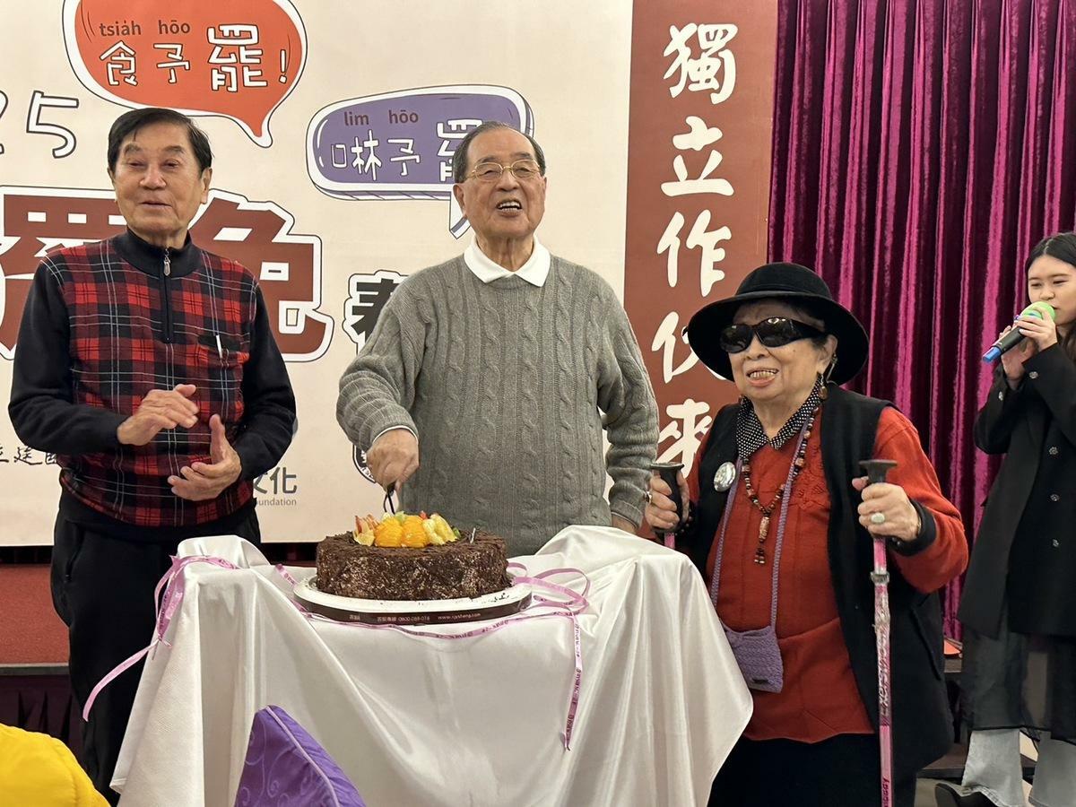 台獨聯舉辦大罷免春酒，現場台北市議員林亮君推著蛋糕進來，祝賀台獨聯盟前輩陳唐山（左一）、羅福全（中）、張燦鍙、田媽媽（右）3人90大壽生日快樂。 圖：朱蒲青/攝