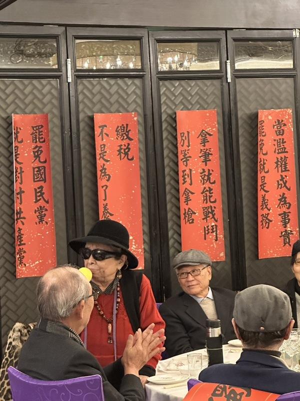 台獨聯舉辦大罷免春酒，罷免的春聯標語貼滿現場。 圖：朱蒲青/攝