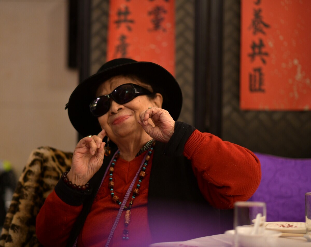 台獨聯舉辦大罷免春酒，田媽媽擺出俏皮可愛模樣，看不出已經90高齡。 圖：台獨聯盟提供