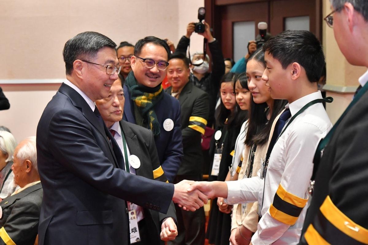 卓榮泰進場時，一一向團員握手致意。 圖：行政院提供