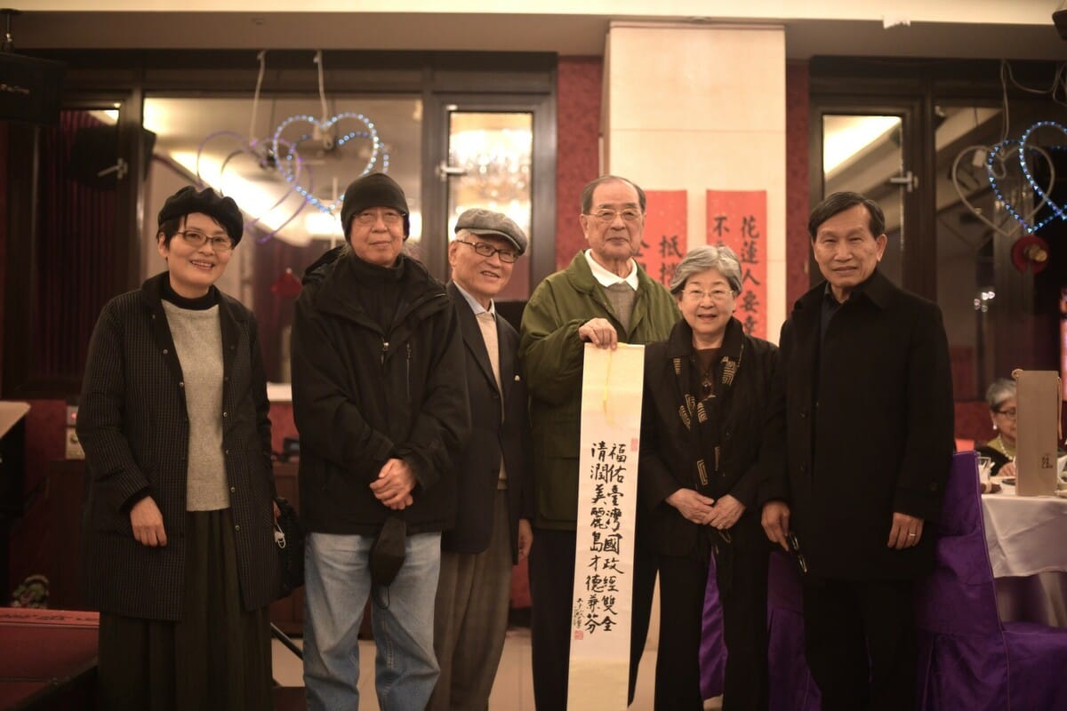 詩人李敏勇贈予前駐日代表羅福全一首詩，祝他90大壽生日快樂。 圖：台獨盟提供