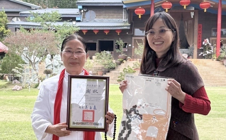 黃盟惠(右)代表教育局頒發感謝狀表彰慧深法師(左)對教育的貢獻。 圖：高雄市教育局/提供
