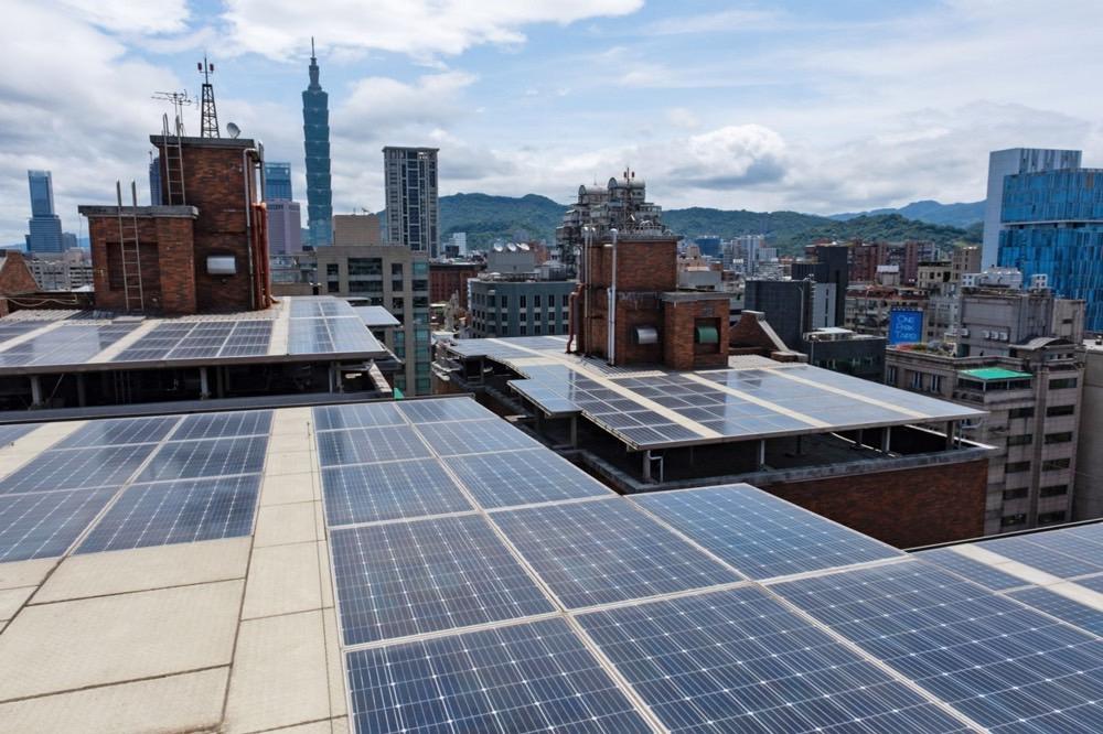 屋頂光電具有獨立供應建物電力的特性，更應被視為調適及防災的工具，讓光電逐步生活化。圖為台北信義新城社區裝設的屋頂光電。 圖：梁家瑋攝/地球公民基金會提供