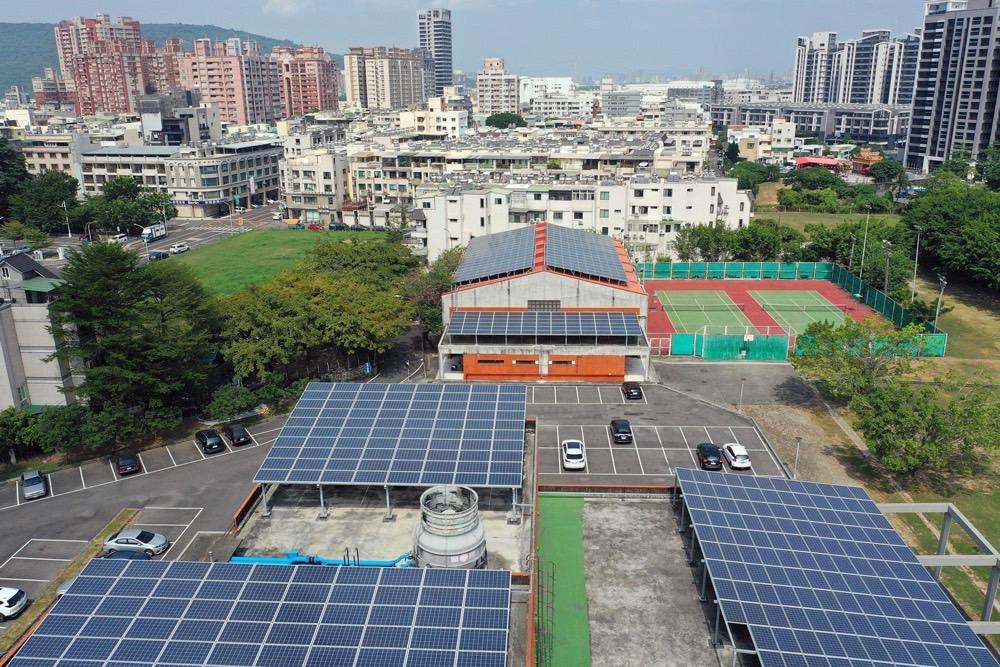 高雄左營的建築屋頂設置的光電系統。 圖：地球公民基金會提供