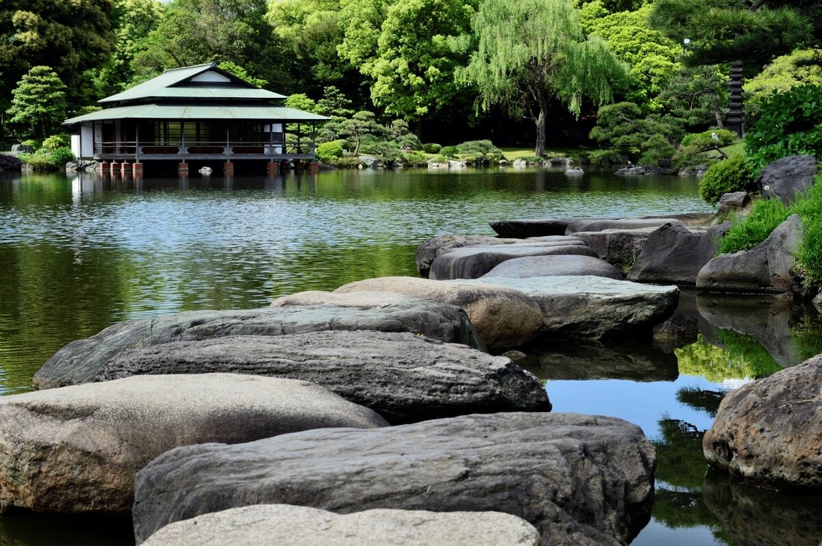 清澄庭園是座回遊式林泉庭園，是一處能在都市中心感受寧靜與自然之美的療癒空間。 圖：©Tokyo Metropolitan Park Association／提供