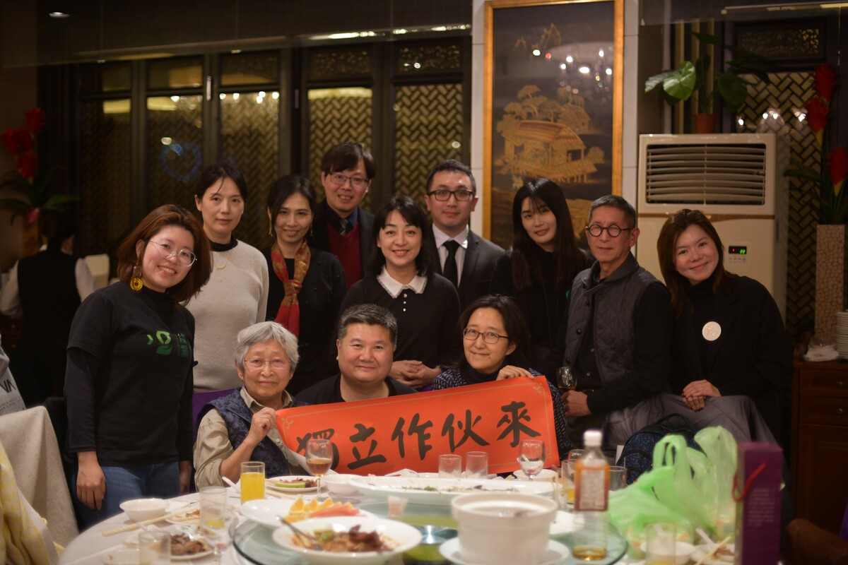 台灣基進主席王興煥、時力主席王婉諭、小民歐巴桑聯盟秘書長何語蓉、副秘書長沈佩玲、綠黨發言人王晏涵、社民黨召集人徐雍出席獨盟春酒晚宴。 圖:台獨聯盟提供