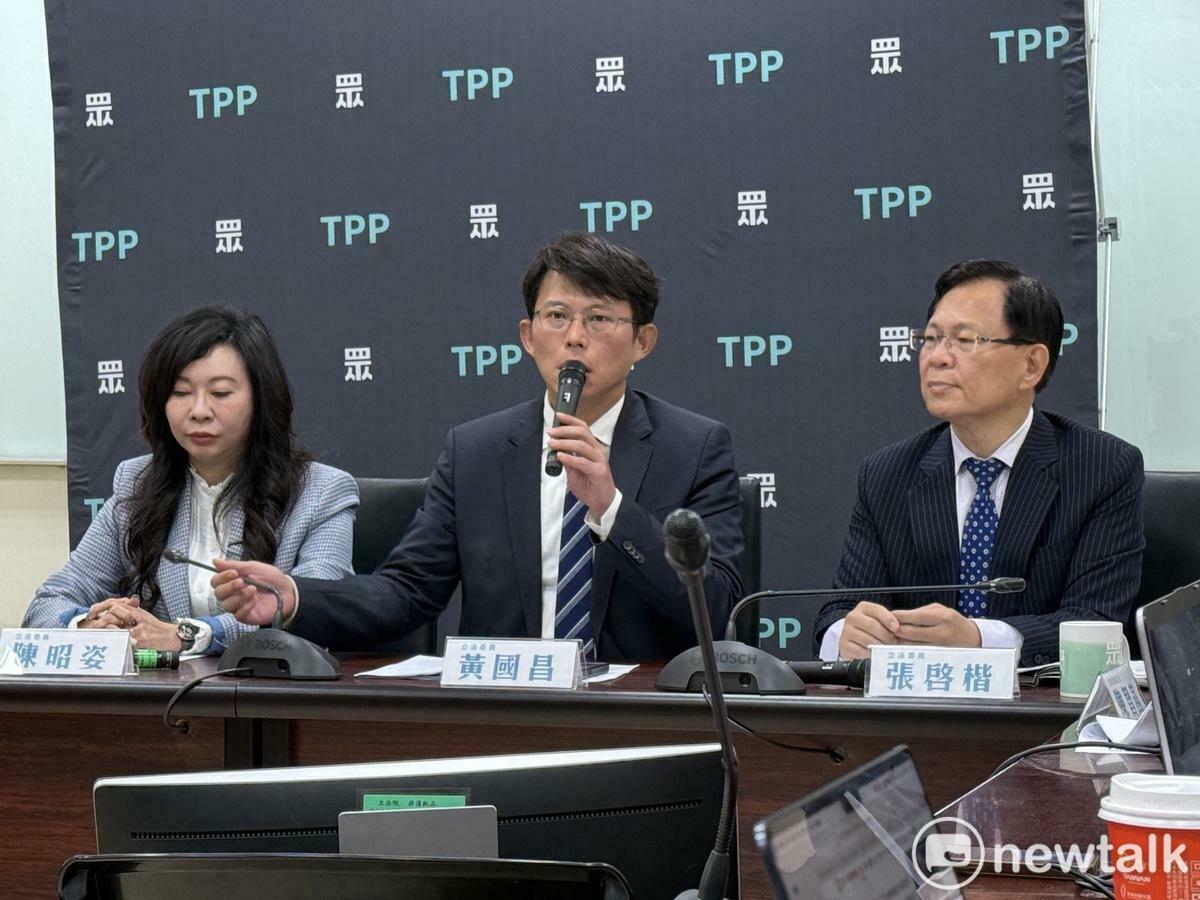 民眾黨團總召黃國昌（中）、副總召張啓楷（右）、立委林憶君（左）。 圖：周煊惠／攝（資料照）