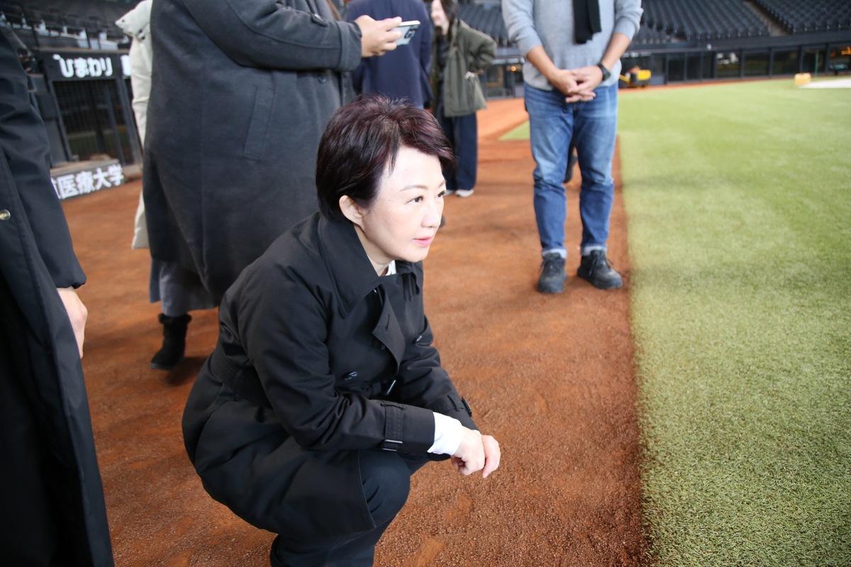 盧秀燕24日下午前往參訪日本職棒(NPB)北海道日本火腿鬥士隊的全新主場「鎌之谷棒球場」。 圖：台中市政府/提供