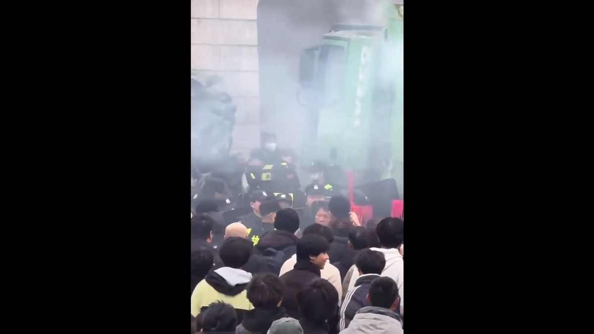 福建省福州市近期舉辦傳統遊神活動，但當地政府卻派遣大量警力試圖維穩，引發大規模警民衝突。 圖：擷取自 @whyyoutouzhele X 分享影片
