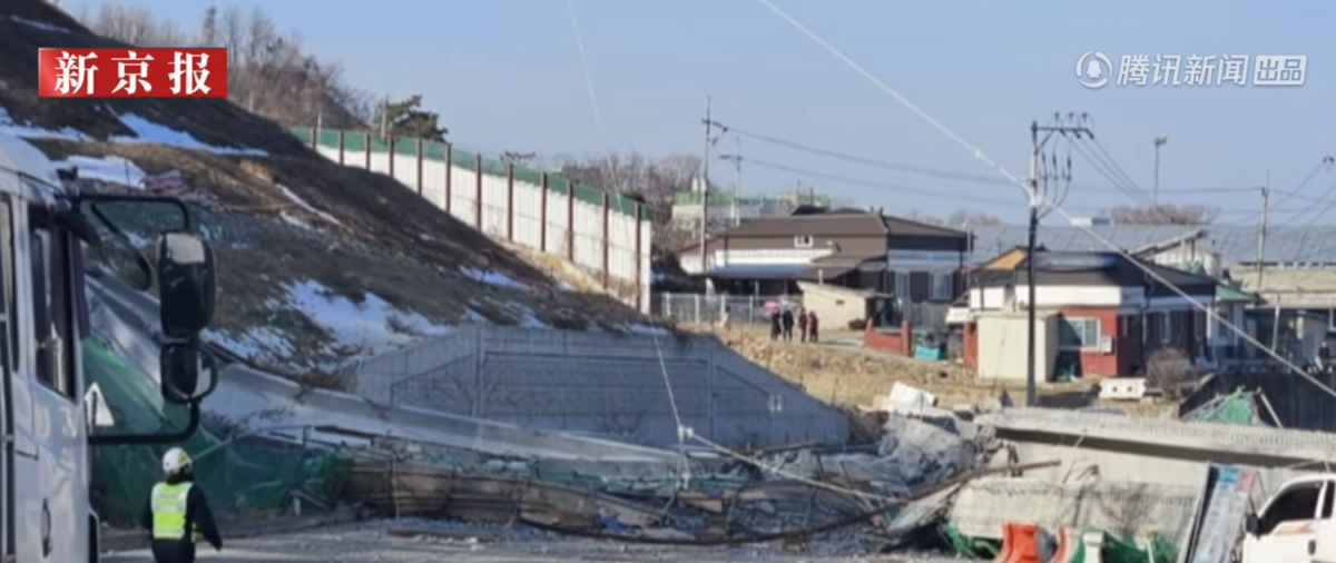 南韓忠清南道天安市一高速公路施工現場於當地時間 25 日 9 時 49 分左右發生橋梁坍塌事故。 圖：翻攝自新京報