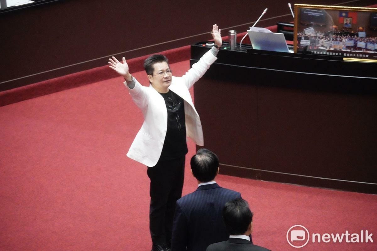 力推「壯世代」的民眾黨立委吳春城因近日遭爆涉圖利、未利益迴避等爭議，今（25日）在立法院開議首日宣布請辭立委一職，並表示「自己來立法院任務完成了，哈雷路亞。」 圖：張良一 / 攝