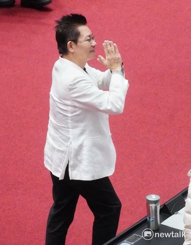 民眾黨立委吳春城今天在立法院院會總質詢宣布請辭。 圖：張良一 / 攝