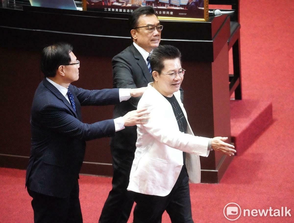 民眾黨立委吳春城今天在立法院院會總質詢宣布請辭。 圖：張良一 / 攝