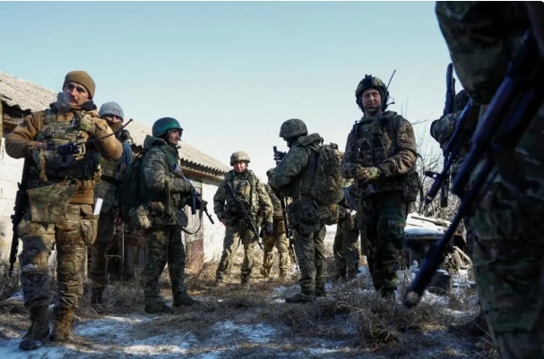 在俄軍宣佈完全控制托列茨克僅 2 周後，烏軍近日發動迅猛反擊，成功奪回這座擁有 3.5 萬人口的採礦城市。圖為在前線作戰的烏軍。 圖：翻攝自鄔話不說