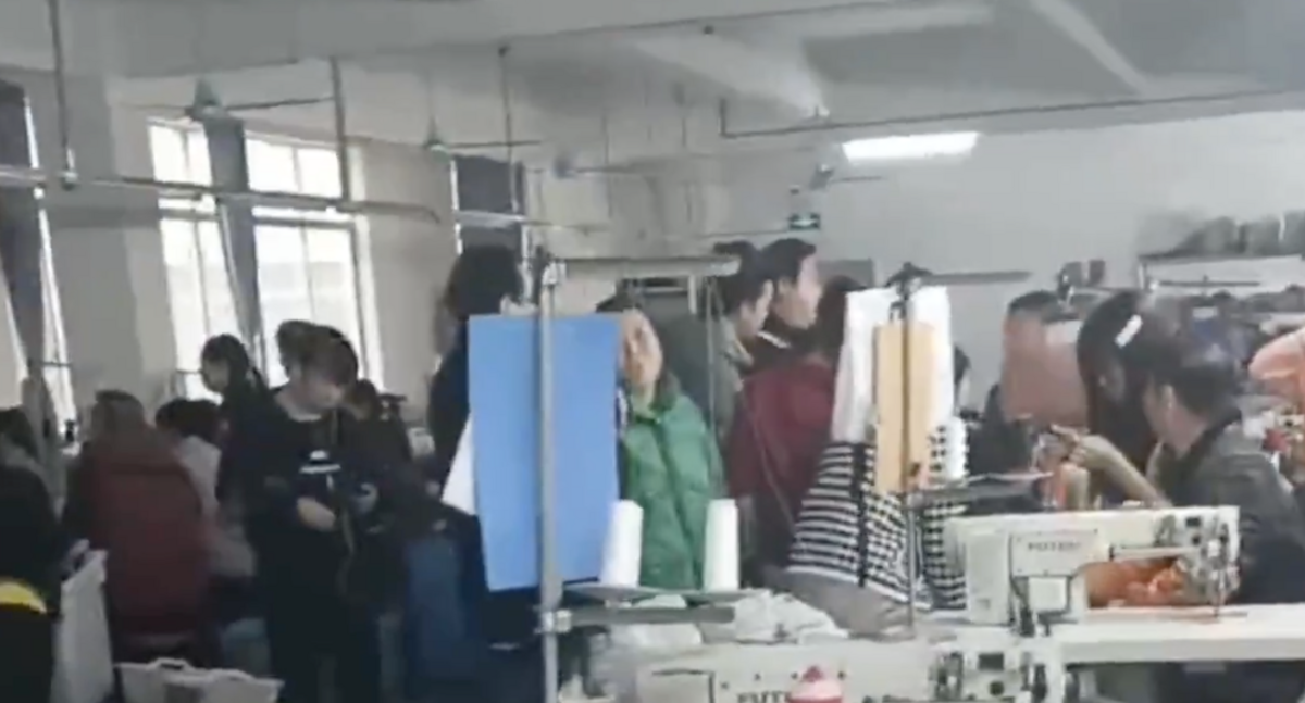 廣州地區的一個箱包廠工人連日罷工反對低薪、討社保。 圖：截自「x」@YesterdayBigcat