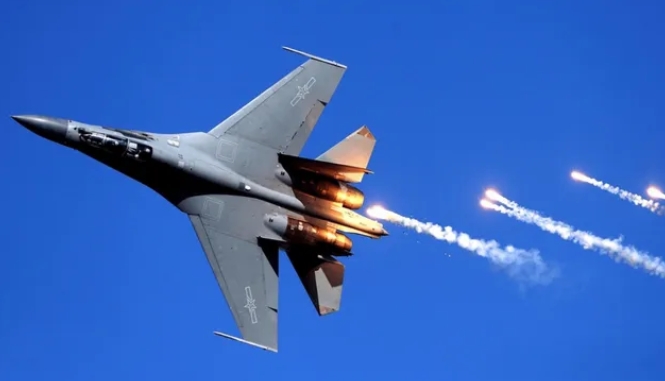 即使在面對敵方的反介入/區域拒止能力，美軍仍可利用 F-35B 進行精確的遠程打擊。圖為解放軍殲-16戰機在南海釋放干擾彈。 圖：截自騰訊網/空天力量
