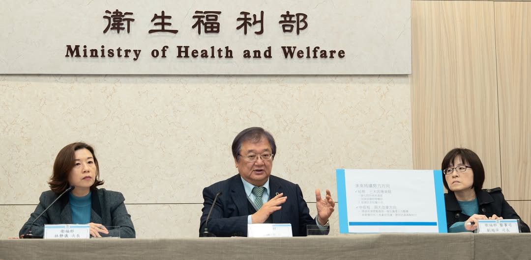 衛福部針對急診壅塞，日前提出三大短期策略及二大中長期改革方向。名嘴黃智賢則直指急診壅塞源於護理師逃亡、醫生流失，警告衛福部若得過且過，台灣醫療將崩潰。 圖：衛福部／ 提供