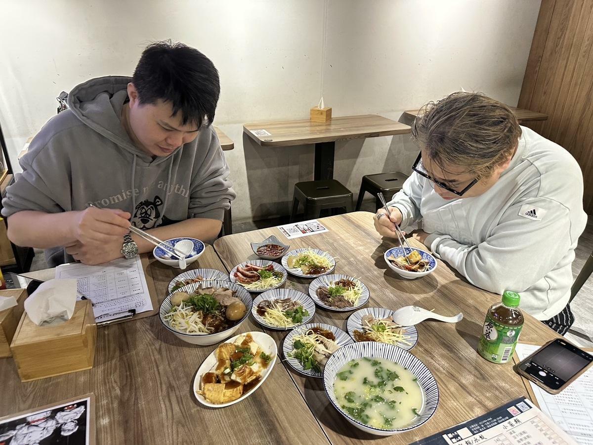 除了網路票選，還有專業評審團現場試吃評鑑，後續將綜合兩方評分，選出前10強黑白切店家。 圖：新北市經發局/提供