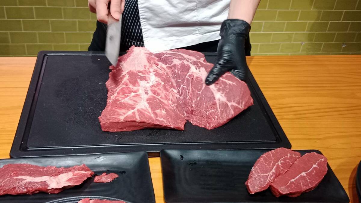透過精湛刀工可將肉品處理至最佳料理狀態。 圖：孫家銘攝