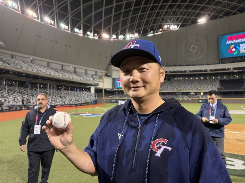 世界棒球經典賽資格賽（WBCQ）台灣隊25日成功擊敗西班牙隊、取得2026年經典賽（WBC）門票，總教練曾豪駒（前）感謝選手為自己和台灣棒球而拚。圖為曾豪駒與從捕手蔣少宏手中接下的比賽最後一球合影。 圖：中央社提供