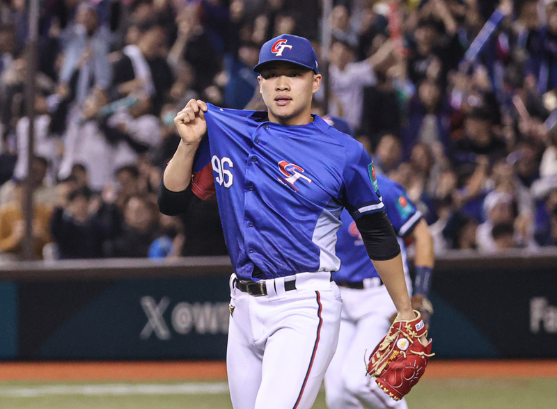 世界棒球經典賽資格賽（WBCQ）台灣隊25日晚間再度交手西班牙隊，爭搶晉級會內賽門票。台灣投手孫易磊（圖）7局下半成功化解滿壘危機，拉了拉自己的國家隊戰袍。 圖：中央社提供