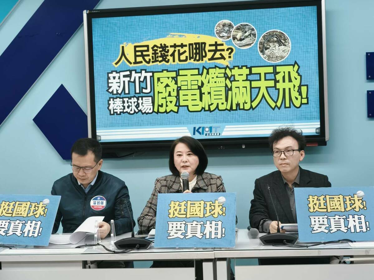 國民黨團書記長王鴻薇（圖中）回應網友指控。 圖：國民黨立法院黨團/提供