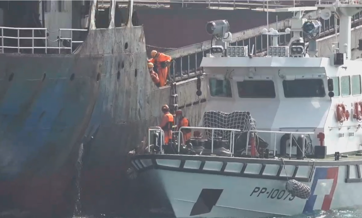 海巡署隊員登船戒護畫面。 圖：擷自海巡署官員影片