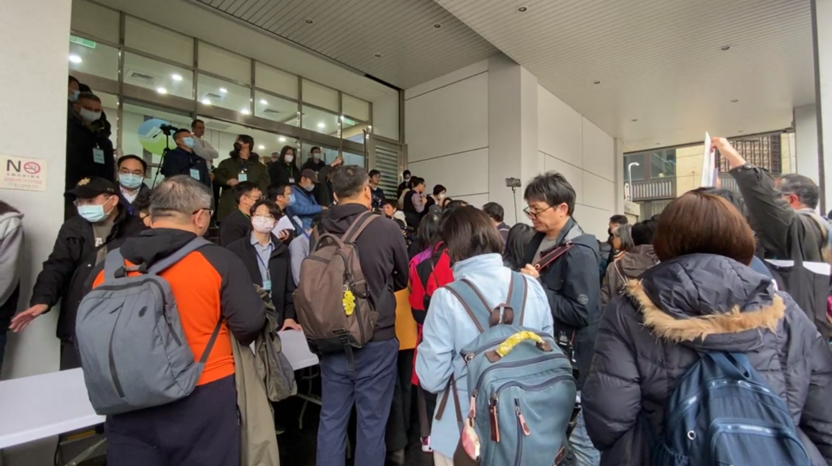 今日環評大會登場，環境部原本公告，今天環評大會由提前開放登記民眾，透過抽籤方式發言，但在參與民眾抗議下，最終決定上午9時30分前登記的51名民眾都可以發言。 圖：翻攝自Wild at Heart Taiwan 台灣蠻野心足生態協會臉書