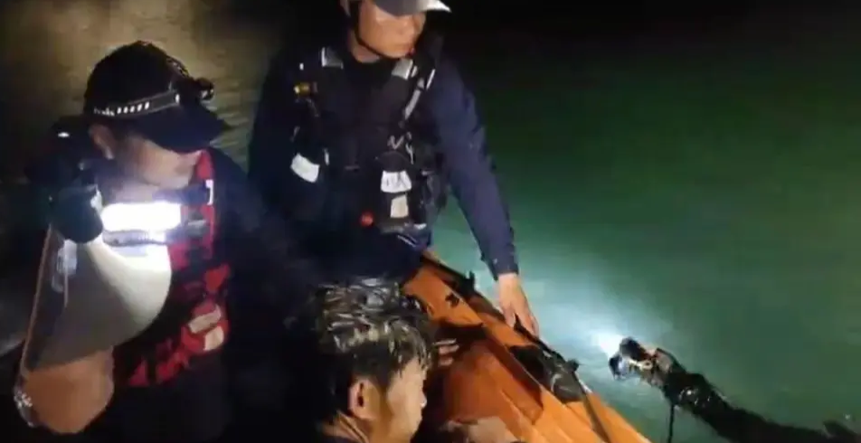中國救援隊 2 月 8 日完成中國首個洞穴潛水救援成功案例。 圖：翻攝自極目新聞