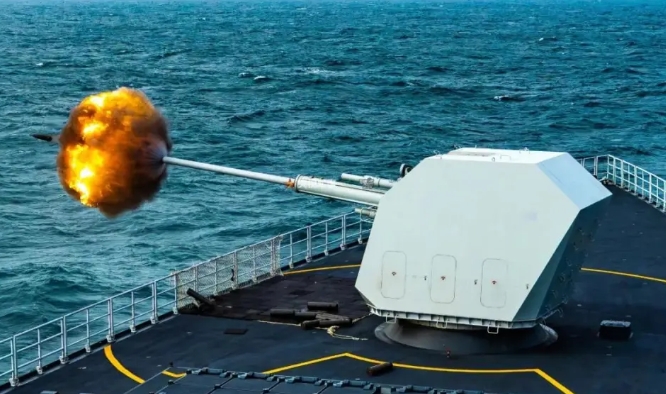 055艦砲進行實彈射擊。 圖 : 翻攝自獨聞