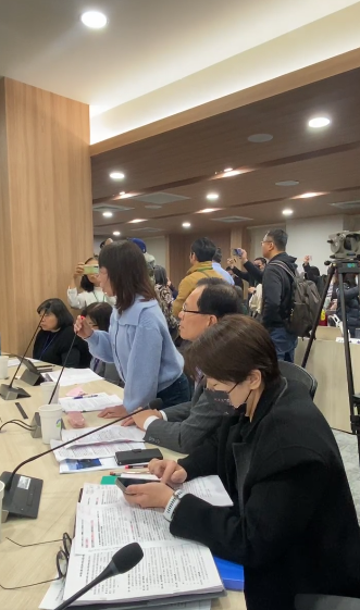 主席於上午10時50分宣布會議暫停，預計中午12時繼續審查。 圖：翻攝自守護外木山行動小組臉書