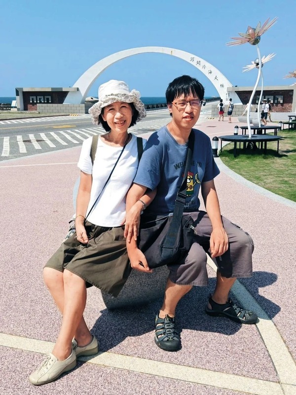 陳佩琪（左）原本被安排擔任小草咖啡棧董事長兼總經理，兒子柯傅堯（右）則任董事。 圖：翻攝陳佩琪臉書