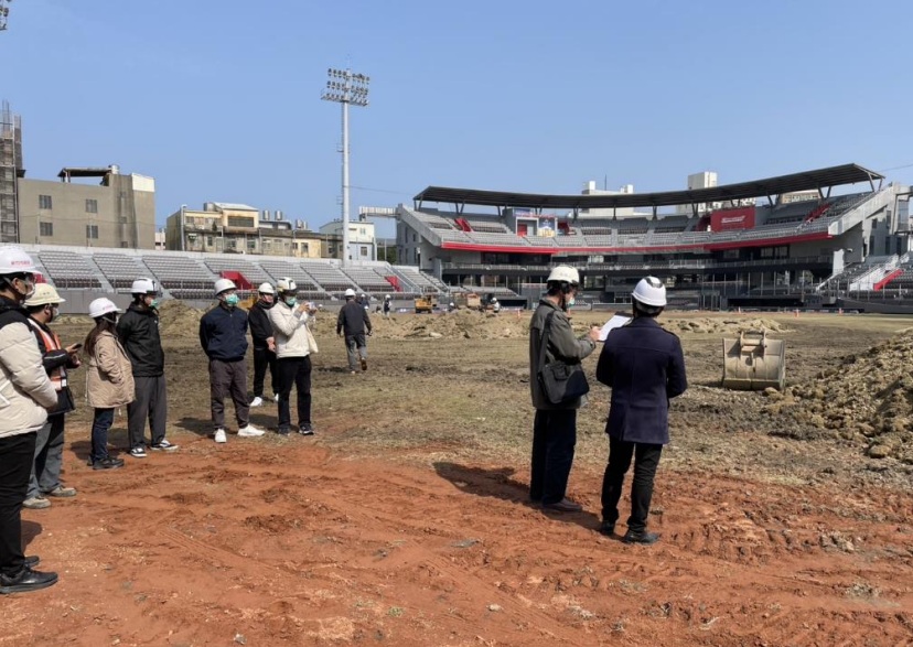 新竹市立棒球場外野開挖發現大量混凝土並夾雜建築廢棄物案，新竹地檢署檢察官現場會勘。 圖：新竹地檢署提供