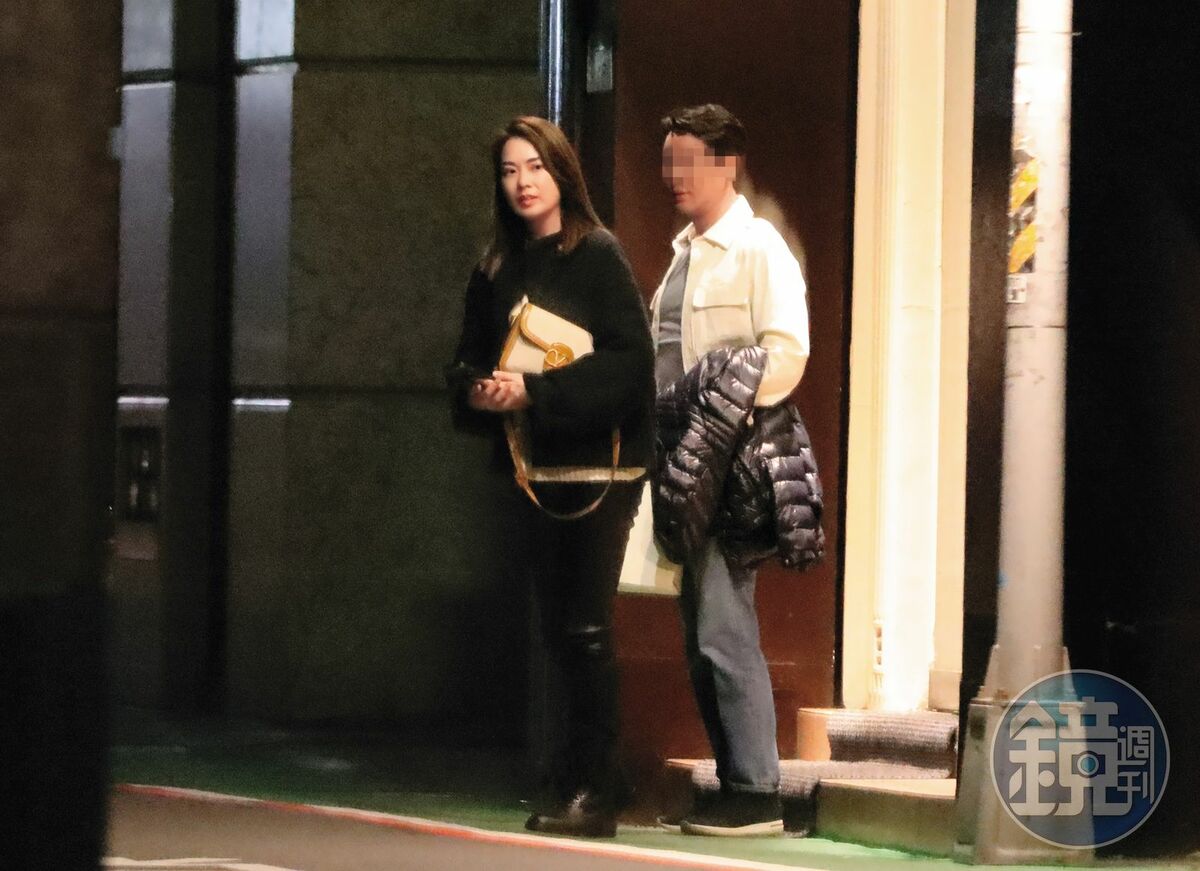 1/18 21：39，Melody男友隨後跟著走出餐廳，情侶倆終於同框。 圖：鏡傳媒