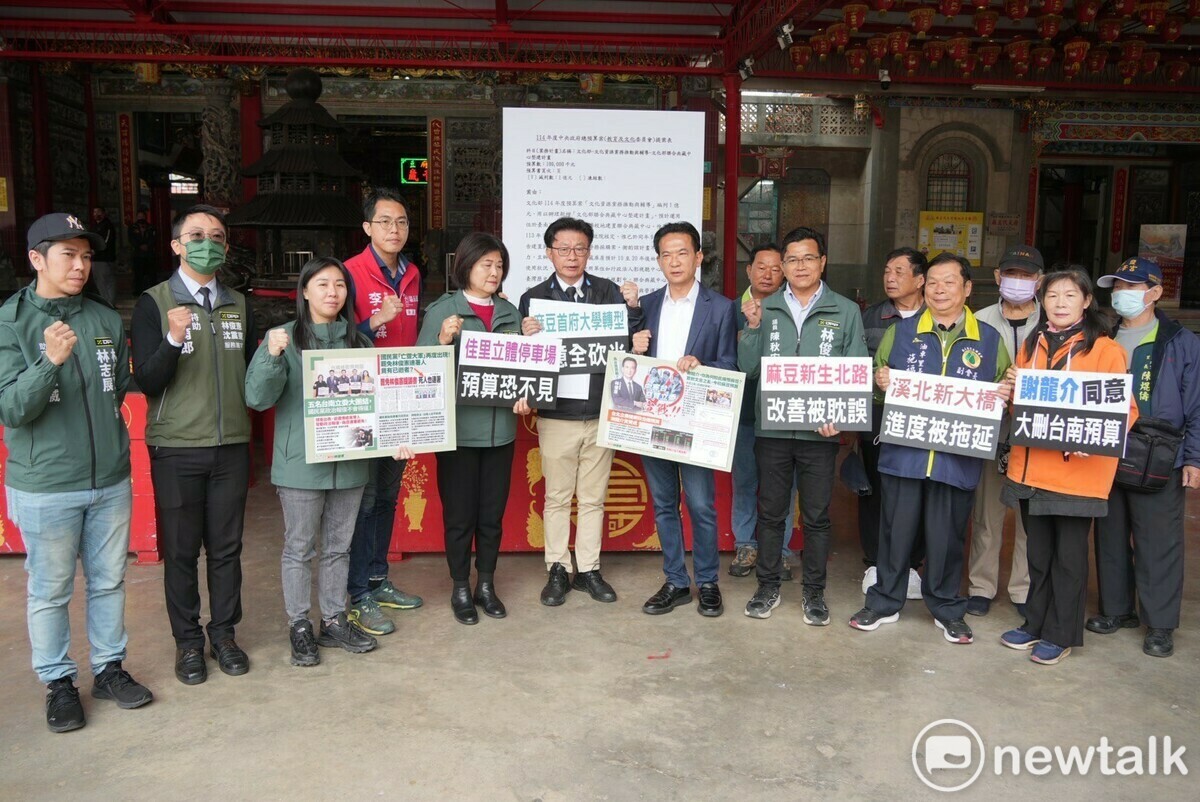 面對114年總預算被藍白強行三讀時，立委林俊憲表示，將到台南各地與在地立委聯合召開記者會，今日與立委郭國文、市議員陳秋宏、蔡蘇秋金、李宗霖在麻豆打先鋒，與鄉親面對面報告，到底台南受到什麼樣的影響。 圖：黃博郎／攝