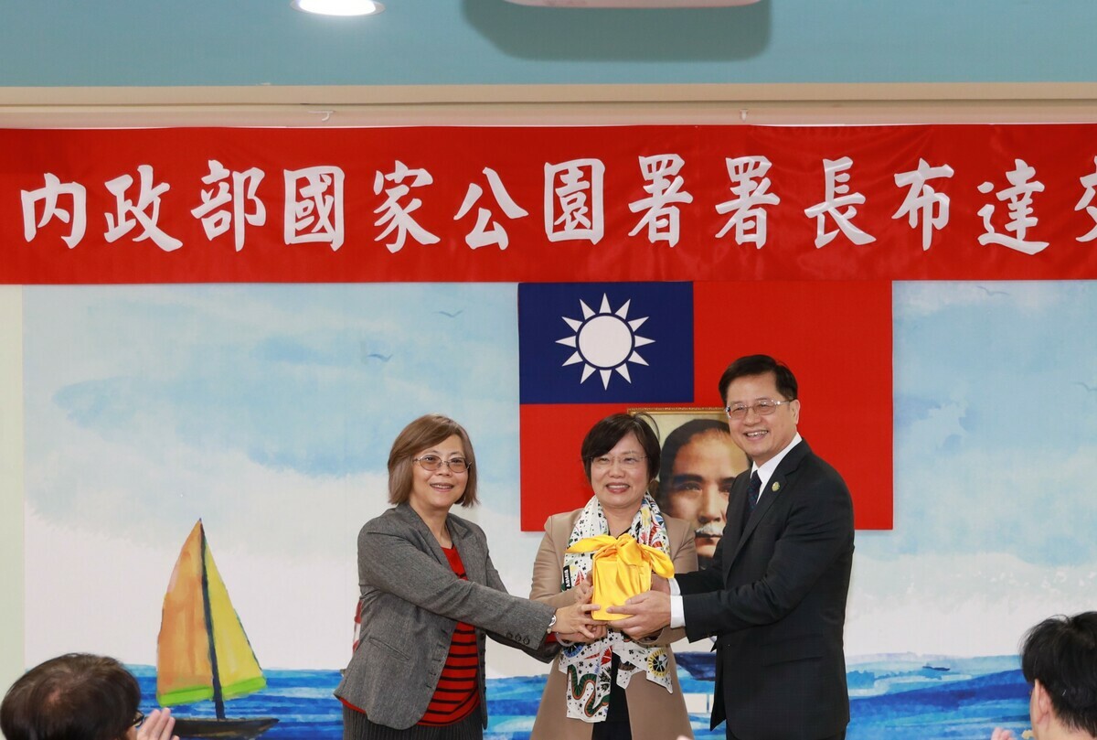 內政部國家公園署今（26）日舉行署長布達交接典禮，新任署長由地政司長王成機（右）接任。 圖： 內政部提供