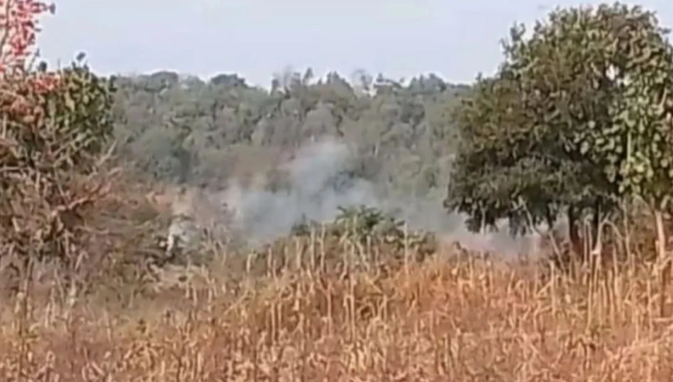 緬軍在德昂民族解放軍控制的撣邦北部瑙丘鎮的戰鬥中，使用毒氣彈進行攻擊。 圖：翻攝自緬甸中文君