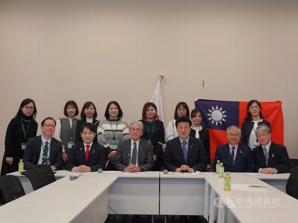 「日華議員懇談會」在日本眾議院邀與日本人結婚的台灣人、駐日代表處官員等進行意見交流。時任日華懇會長古屋圭司、事務局長木原稔與會。 圖：翻攝自外交部網頁