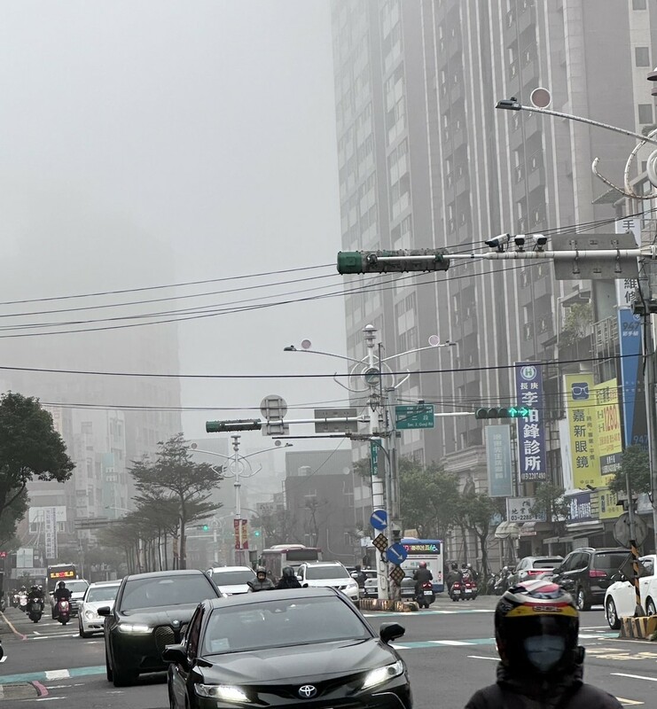 受中高層雲系通過影響，台灣周圍水氣多，中央氣象署針對西半部地區發布濃霧特報。 圖：民眾／提供