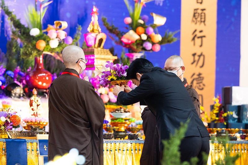 賴清德總統今（27）日上午前往新北市板橋區頒贈中國佛教會理事長淨耀法師褒揚令，在司儀引領下於靈前獻花，行三鞠躬禮致祭。 圖：總統府提供