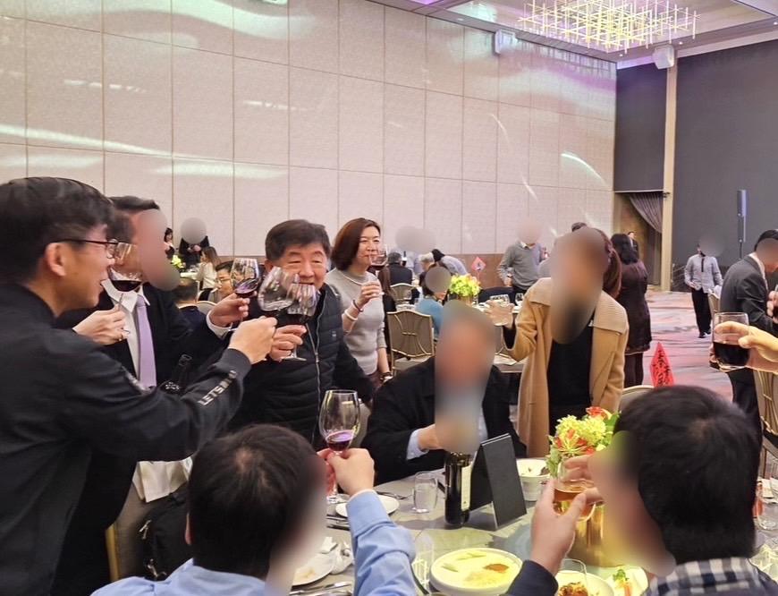 桃園市議員凌濤再次曝光衛福部次長林靜儀、前部長陳時中出席製藥公會春酒的喝酒、唱歌照片。 圖：凌濤/提供