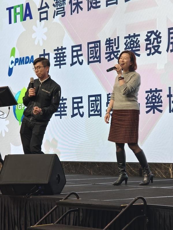 桃園市議員凌濤再次曝光衛福部次長林靜儀、前部長陳時中出席製藥公會春酒的喝酒、唱歌照片。 圖：凌濤/提供