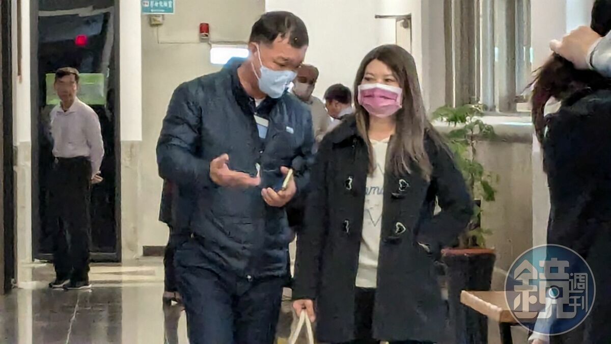 左為被告兼證人林進福，右為會計林妻。 圖：鏡傳媒提供
