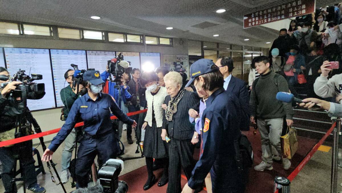 柯媽媽在媳婦陳佩琪和民眾黨立委陳昭姿攙扶下離開北院。 圖：林昀真/攝
