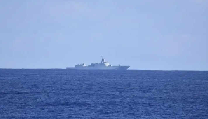 紐西蘭海軍「特馬納號」飛彈護衛艦，以及「奧特亞羅瓦號」綜合補給艦在周邊追蹤監視。 圖:翻攝自網易